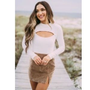 Key hole cut out mock neck bodysuit